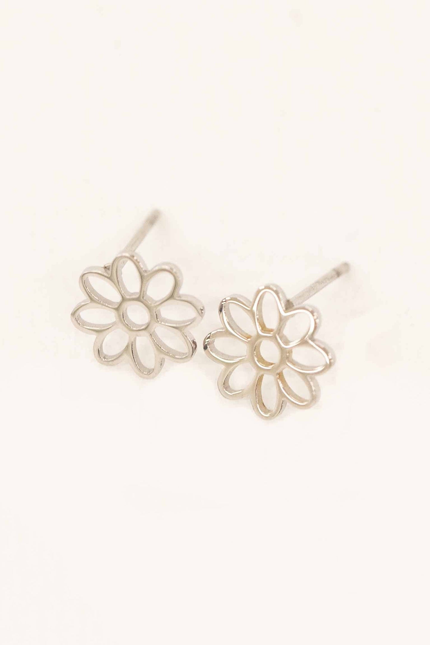 Lovoda - Daisy Outline Stud Earrings | Silver