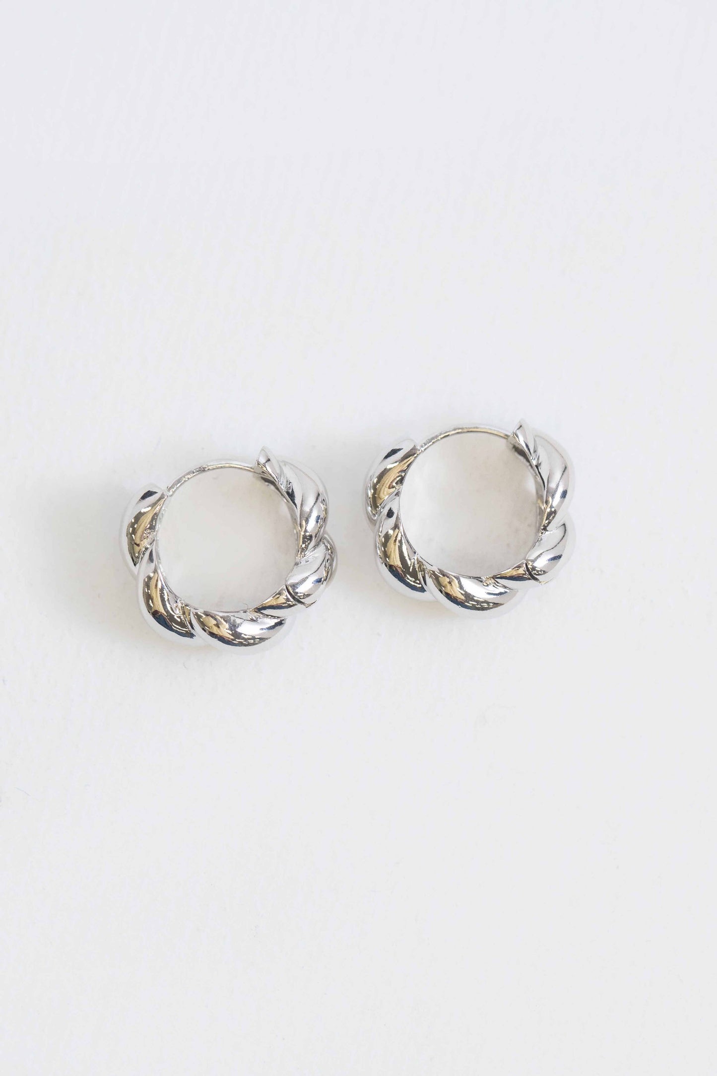 Lovoda - Twist Huggie Hoop Earrings | Silver