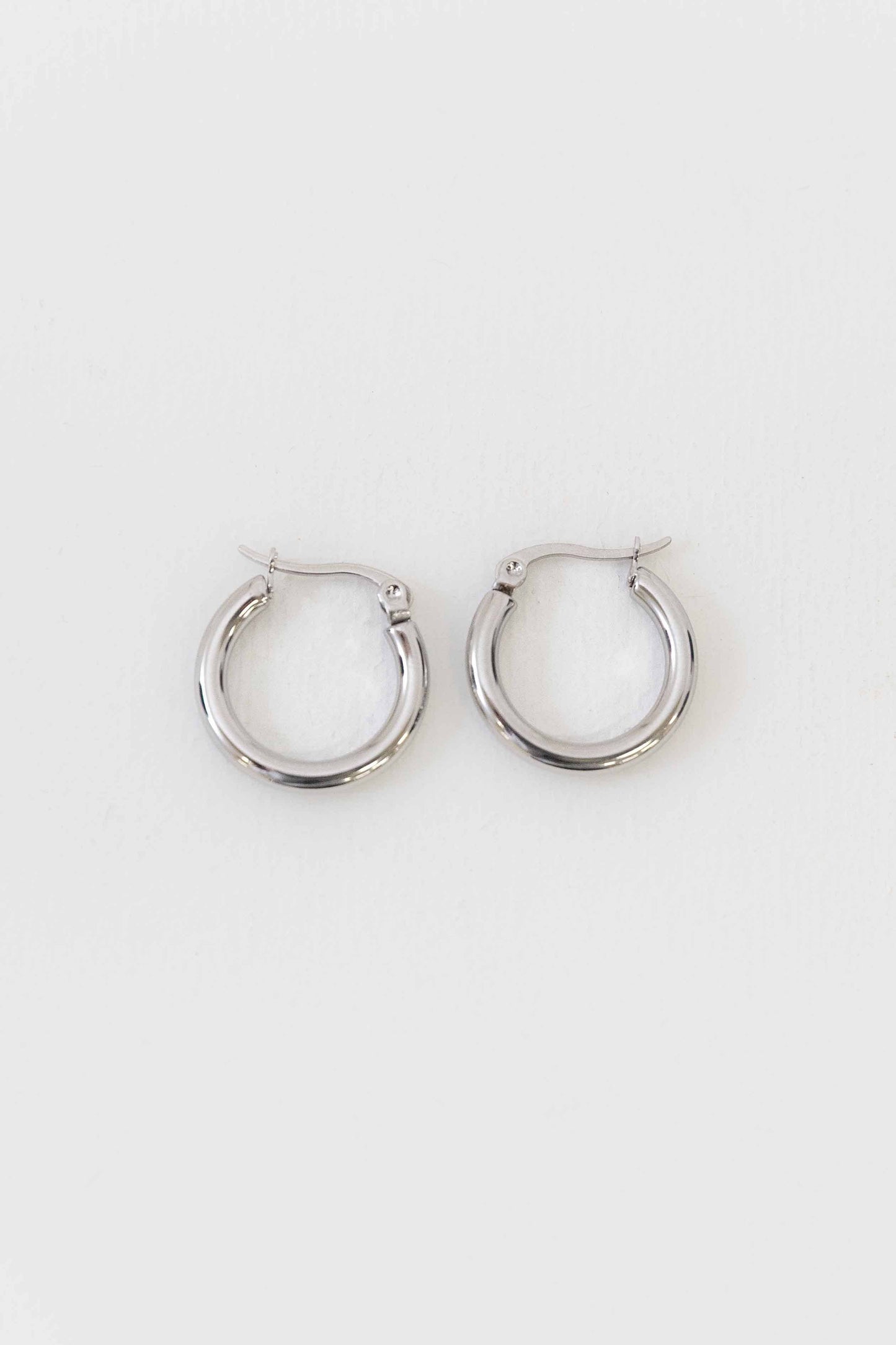 Lovoda - Classic Medium Hoop Earrings | Silver