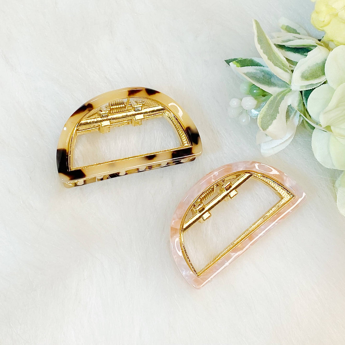 Ellison+Young - Stylish Outlined Hair Claw