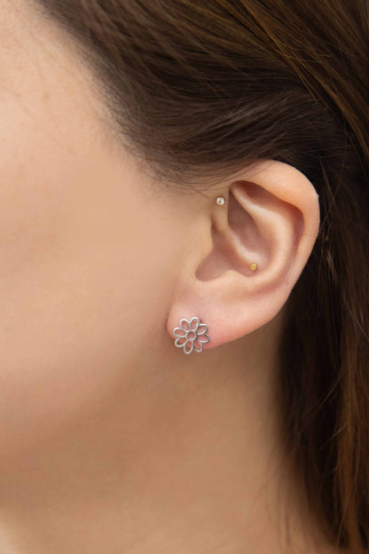 Lovoda - Daisy Outline Stud Earrings | Silver