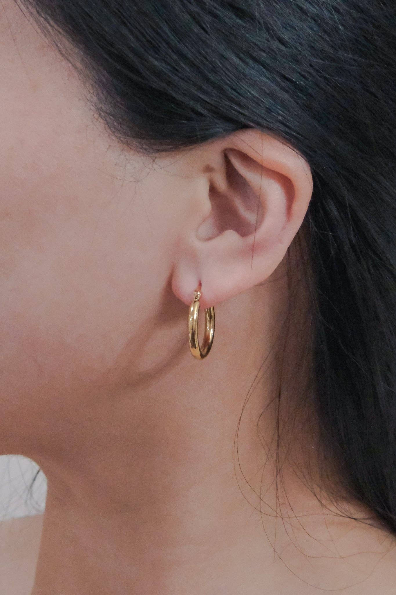 Lovoda - Classic Medium Hoop Earrings | Gold