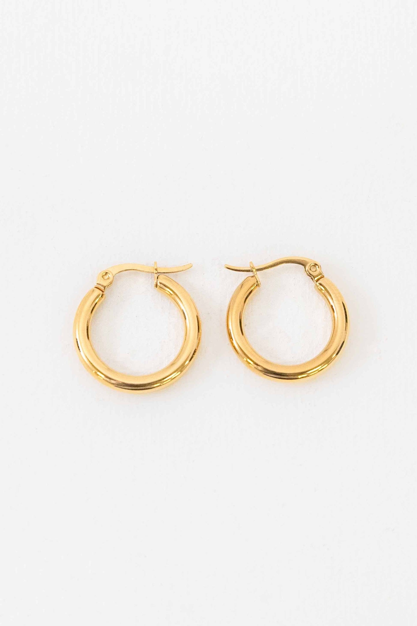 Lovoda - Classic Medium Hoop Earrings | Gold