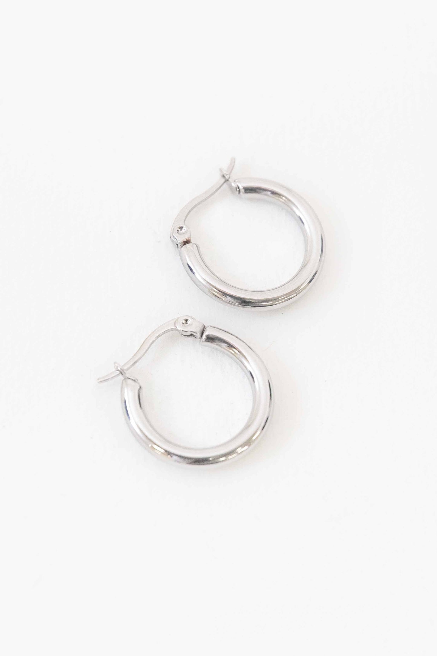 Lovoda - Classic Medium Hoop Earrings | Silver