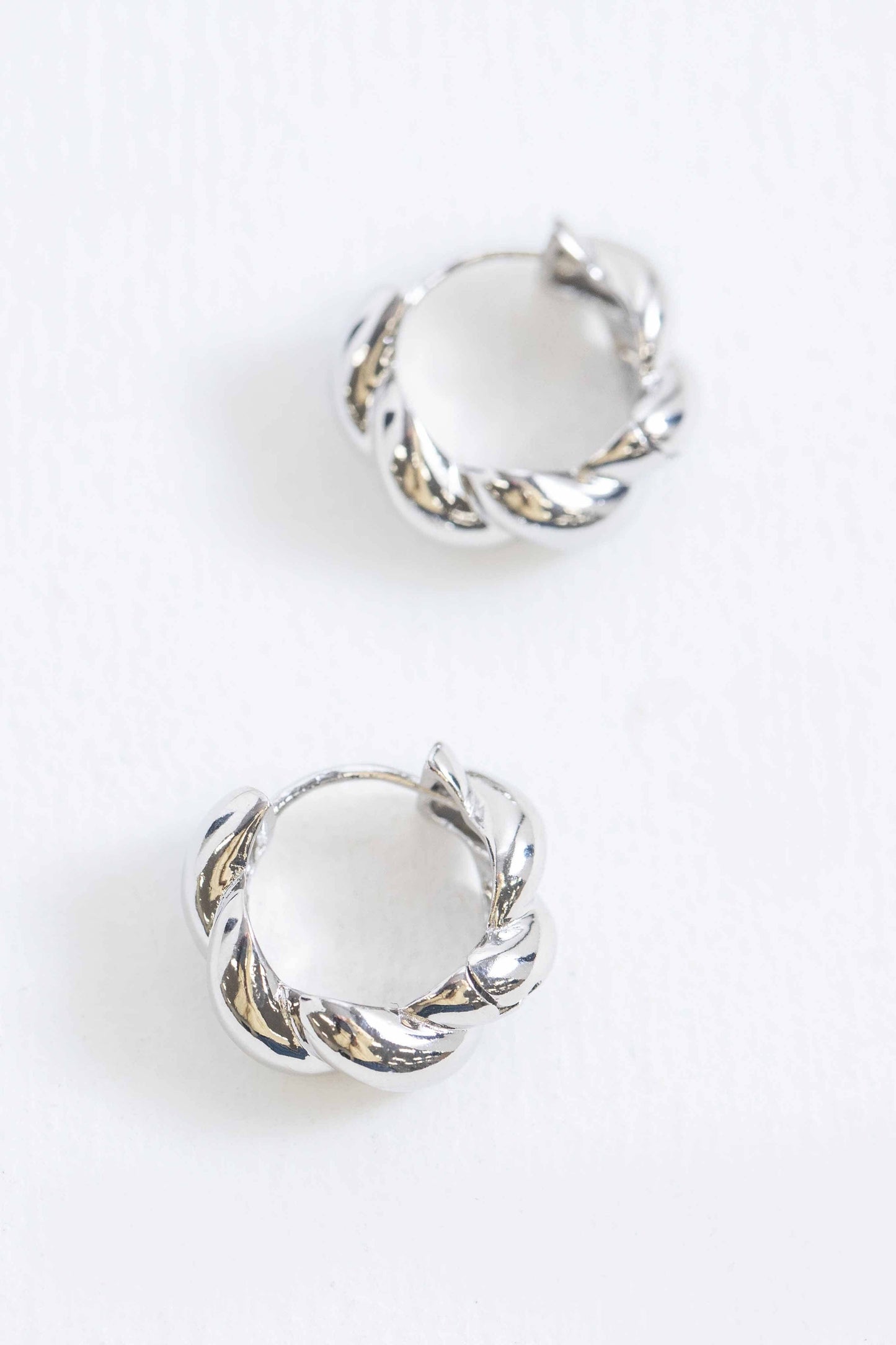 Lovoda - Twist Huggie Hoop Earrings | Silver