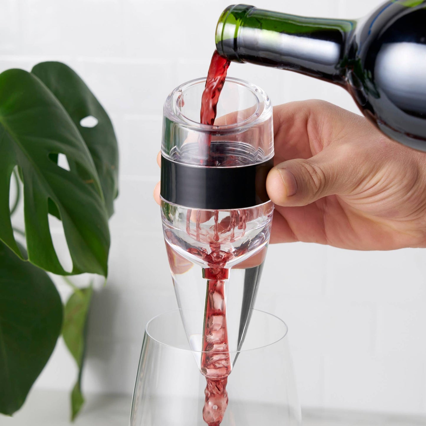 TRUE - Aereo Hand Held Wine Aerator with Stand