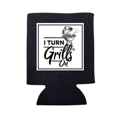 dkhandmade - I TURN GRILLS ON CAN COOLER
