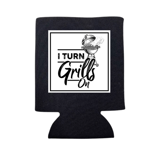 dkhandmade - I TURN GRILLS ON CAN COOLER