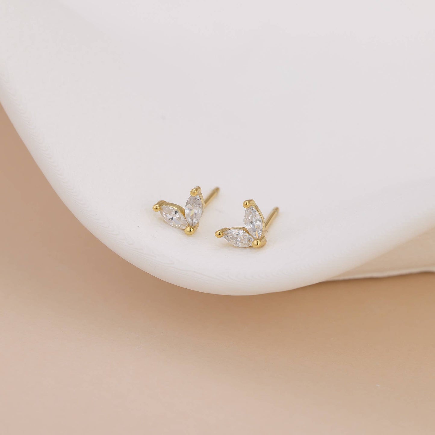 Melange Blanc - E100 gold flower stud earring, gold stud, flower studs